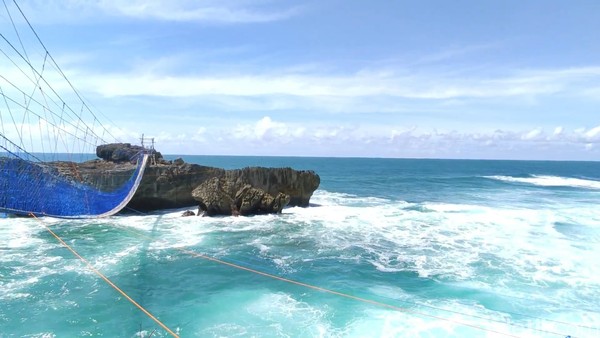 Semuanya dilandasi dorongan untuk menjadikan pantai bertebing karang itu sebagai tujuan wisata andalan. Hal itu tak berlebihan karena pantai yang berbatasan langsung dengan laut lepas itu memang memiliki pemandangan eksotis. (Foto: Purwo Sumodiharjo/detikcom) Semuanya dilandasi dorongan untuk menjadikan pantai bertebing karang itu sebagai tujuan wisata andalan. Hal itu tak berlebihan karena pantai yang berbatasan langsung dengan laut lepas itu memang memiliki pemandangan eksotis. (Foto: Purwo Sumodiharjo/detikcom)