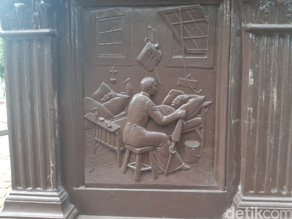 Patung Hendricus Van der Grinten berdiri menjulang di Museum Prasasti. (Danu Damarjati/detikcom)