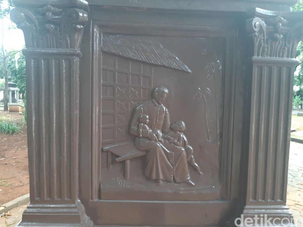 Patung Hendricus Van der Grinten berdiri menjulang di Museum Prasasti. (Danu Damarjati/detikcom)