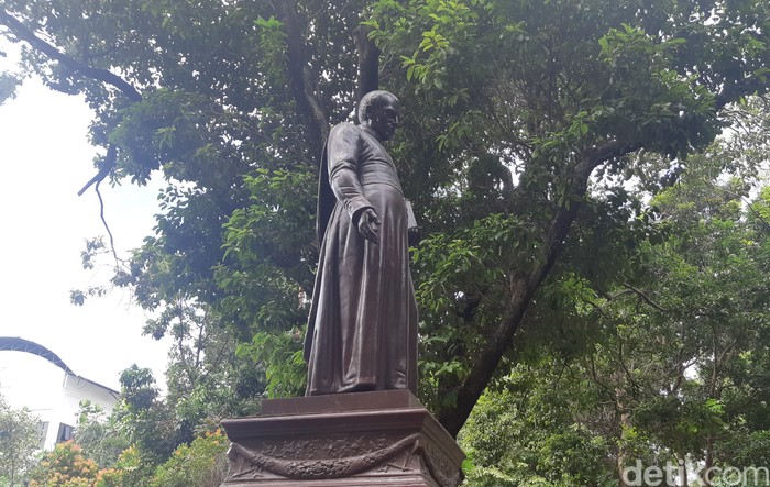 Patung Hendricus Van der Grinten berdiri menjulang di Museum Prasasti. (Danu Damarjati/detikcom)
