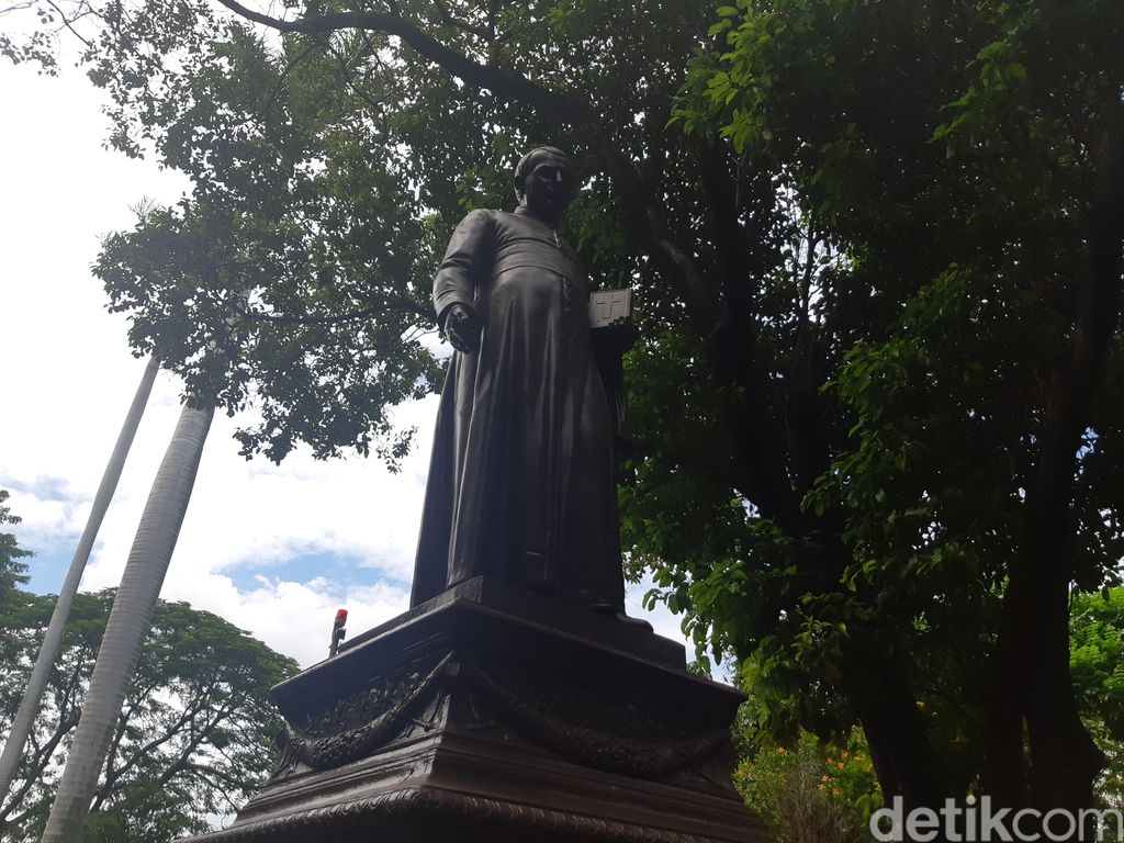 Patung Hendricus Van der Grinten berdiri menjulang di Museum Prasasti. (Danu Damarjati/detikcom)