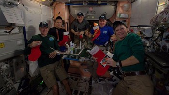 Astronaut anggota Expedition 50 membuka hadiah Natal mereka di tahun 2016. Foto: NASA