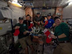Melihat Perayaan Natal Astronaut di Luar Angkasa