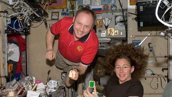 Astronaut Michael Fincke dan Sandra Magnus dari Expedition 18 berpose dengan kukis Natal mereka di ISS. Foto: NASA