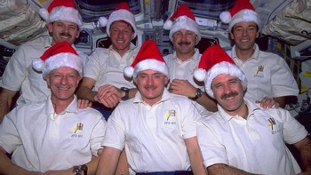 Awak STS-103 yang bertugas memperbaiki teleskop luar angkasa Hubble merayakan Natal di pesawat ulang alik Discovery pada tahun 1999. Foto: NASA
