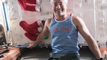 Astronaut Mark T. Vande Hei dari Expedition 54 berpose sebagai Elf on the Shelf di International Space Station. Foto: NASA