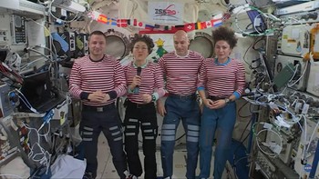 Anggota Expedition 61 Andrew Morgan, Christina Koch, Luca Parmitano dan Jessica Meir berbagi pesan Natal mereka dalam video. Foto: NASA