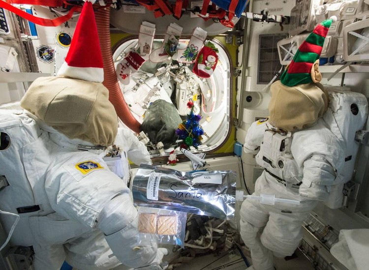 Perayaan Natal di luar angkasa