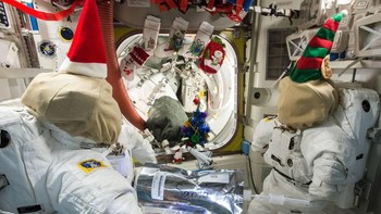 Anggota Expedition 42 meninggalkan kukis dan susu untuk Santa Claus dan menghiasi Joint Airlock di ISS dengan pernak-pernik Natal. Foto: NASA