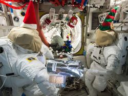 Melihat Perayaan Natal Astronaut di Luar Angkasa