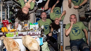 Anggota Expedition 61 merayakan tahun baru dengan memainkan harmonika. Foto: NASA