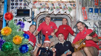 Anggota Expedition 34 merayakan Natal di ISS lengkap dengan pohon Natal dan kaus kaki tempat kado mereka. Foto: NASA