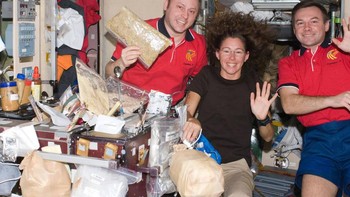 Anggota Expedition 18 menikmati makan malam Natal mereka di ISS pada tahun 2008. Foto: NASA