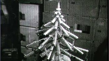 Perayaan Natal pertama di luar angkasa oleh awak stasiun luar ankasa Skylab pada tahun 1973. Pohon Natal ini dibuat menggunakan kaleng makanan yang dikumpulkan oleh astronaut. Foto: NASA