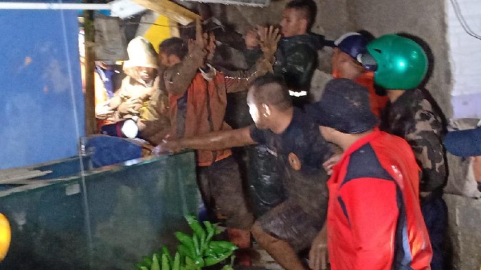 Petugas cari korban tertimpa longsor di Bandung Barat (Dok Istimewa)