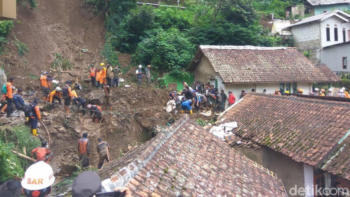 Petugas masih mencari korban tertimbun longsor di Bandung Barat