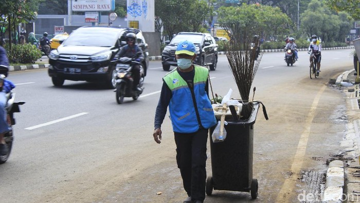 Petugas mulai membersihkan sisa banjir di Pasteur Bandung