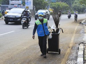 Petugas Mulai Bersihkan Sisa Banjir di Kawasan Pasteur Bandung