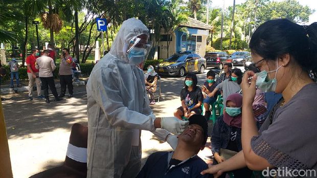 Polres Jaksel menggelar rapid test antigen gratis di sejumlah lokasi (Marlinda Oktavia/detikcom)