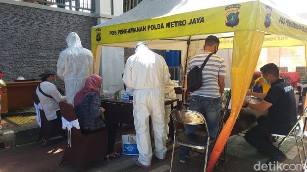 Polres Jaksel menggelar rapid test antigen gratis di sejumlah lokasi (Marlinda Oktavia/detikcom)