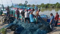Menyambut peringatan 16 tahun tsunami Aceh pada 26 Desember2020, Lembaga Hukum Adat Laut di daerah itu mengeluarkan larang kepada para nelayan libur melaut dan mengisi kegiatan dengan berdoa, ziarah dan menyantuni anak yatim. ANTARA FOTO/Ampelsa