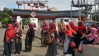 Wisatawan mengunjungi kapal nelayan terdampar di atas rumah akibat diterjang tsunami pada 26 Desember 2004, di Desa Lampulo. ANTARA FOTO/Ampelsa