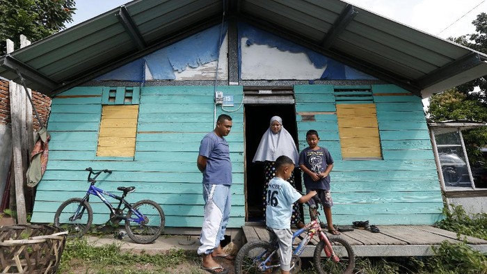 Berbagai aktivitas mewarnai 16 tahun pascaterjangan dahsyat tsunami di Aceh. Mulai dari larangan melaut hingga korban yang masih menempati shelter.