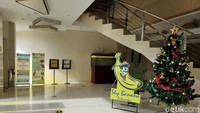 Disisi kiri pintu masuk menuju ke arah front office terdapat sebuah tangga untuk menuju ke Kamar Hotel di lantai 2 hingga seterusnya.