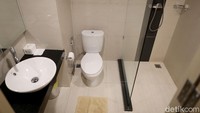 Kamar mandi dan Closet Duduknya di desain dengan sangat rapi dan enak dipandang mata, tak terlalu sempit dan kecil, juga tak terlalu besar.