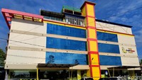 Kondisi bangunannya terlihat masih sangat baru, bersih dan terawat. Dilantai 1 terdapat Lobby dan ruang meeting dengan beragam ukuran.