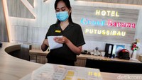 Petugas front officenya juga ramah-ramah lho. Kalau ada kesempatan maen ke Putussibau, jangan lupa mampir yaa..