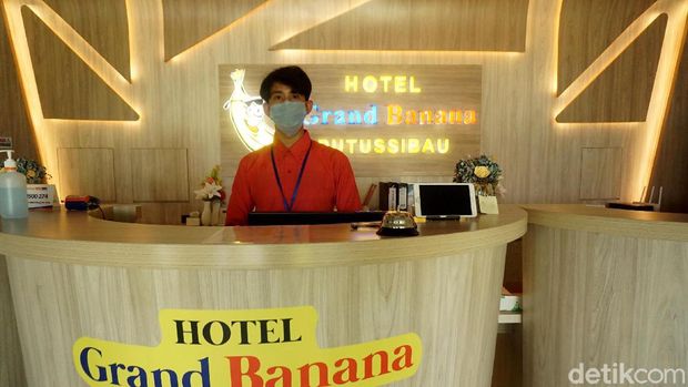 Satu-satunya hotel berstandar bintang 3 yang ada dibatas negeri yakni Hotel Grand Banana, di Kota Putussibau, Kapuas Hulu, Kalimantan Barat. Beginilah potretnya.