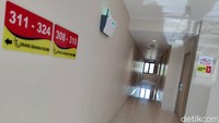 Lorong antara satu kamar dengan kamar yang lain dibuat sedemikian nyaman.