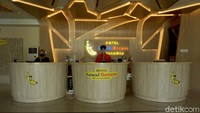 Bangunan hotel yang terdiri atas 5 lantai ini terletak di jalan Ngurah Rai, Kota Putussibau, Kapuas Hulu, Kalimantan Barat.