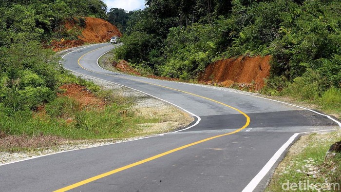 Potret Jalan Mulus Dibatas Negeri, Lancarkan Fulus Jalan Lintas Kalimantan Poros Utara yang membentang di utara Kalimantan Barat sudah mulus. Infratruktur yang baik dibatas negeri itu bisa melancarkan datangnya fulus.