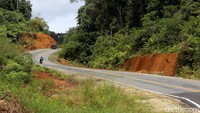 Jalur ini memang menjadi jalur penghubung utama untuk para penduduk lokal ataupun warga negara Malaysia saat bertandang ke Indonesia.