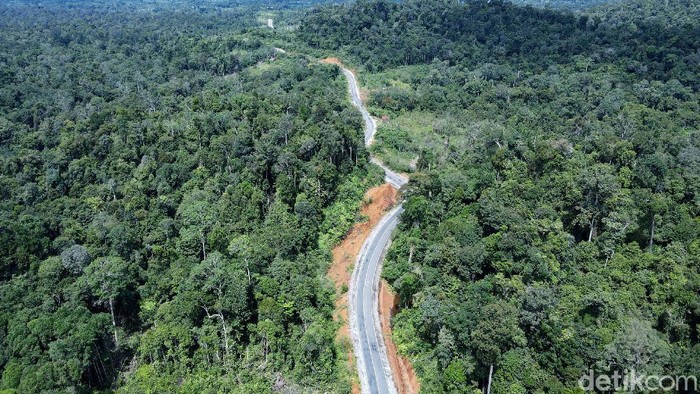 Jalan Lintas Kalimantan Poros Utara yang membentang di utara Kalimantan Barat sudah mulus. Infratruktur yang baik dibatas negeri itu bisa melancarkan datangnya fulus.