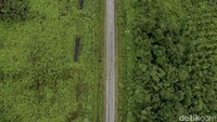 Jalan lintas Kalimantan Poros utara sejauh 188 km dari Putussibau-Lanjak-Badau ini akan memberi kesan tersendiri karena akses jalanan yang mulus itu kini bisa dilalui oleh kendaraan roda 2 atau roda 4.