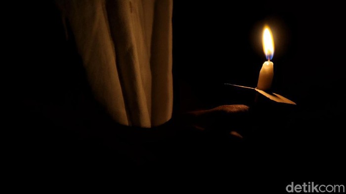 Pandemi virus Corona membuat sebagian umat Kristiani menggelar misa malam Natal di rumah. Ibadah tersebut tetap berlangsung khusyuk. Begini potretnya.