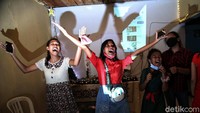 Salah satu keluarga umat Kristiani ini melakukan ibadah misa malam Natal di rumah dengan cara virtual. Hal itu dilakukan untuk menaati peraturan pemerintah dan mencegah penyebaran COVID-19. 