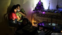 Mereka sempat berfoto-foto usai melakukan ibadah misa Natal.