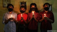 Mereka tampak khidmat mengikuti misa malam Natal.
