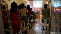 Pandemi Corona membuat sebagian umat Kristiani menggelar misa malam Natal di rumah.