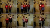 Umat Kristiani melaksanakan ibadah misa malam Natal secara virtual di kediamanya kawasan Tanjung Priok, Jakarta Utara, Kamis (24/12). 