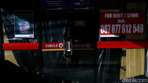 Tak sedikit toko yang memutuskan untuk tutup sementara dan memilih untuk memberhentikan para karyawannya. Tak sedikit toko yang memutuskan untuk tutup sementara dan memilih untuk memberhentikan para karyawannya.