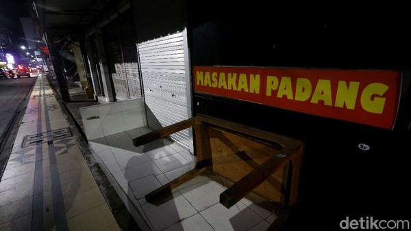 Begitu juga dengan bar yang biasanya penuh dengan suara musik dan turis lokal dan mancanegara, kini sangat sunyi dan sepi. Begitu juga dengan bar yang biasanya penuh dengan suara musik dan turis lokal dan mancanegara, kini sangat sunyi dan sepi.