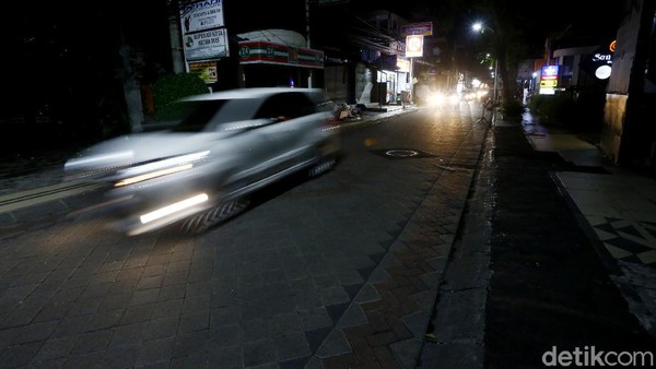 Situasi yang sangat berbeda saat malam datang, Legian benar-benar sepi tanpa pengunjung sama sekali. 