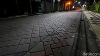Bahkan bukan hanya mobil, motor pun sangat jarang terlihat melintas.