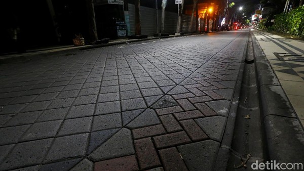 Bahkan bukan hanya mobil, motor pun sangat jarang terlihat melintas.
