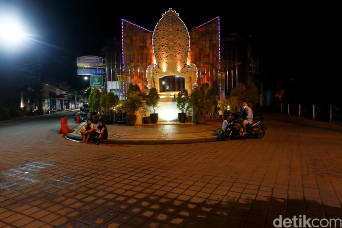 Masa kejayaan Legian, Bali, semakin memudar imbas pandemi COVID-19. Mulai dari turis mancanegara hingga pertokoan tutup.